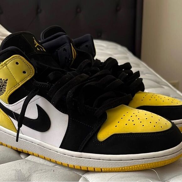 Jordan 1 Yellow and Black Toe Mid - Picture 1 of 8